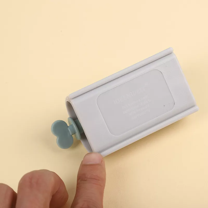 Manual Ketchup Packet Roller Squeezer